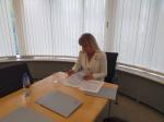 Dyrektor IAS w Bydgoszczy podpisuje dokumenty