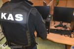 Funkcjonariusz KAS stojący tyłem a przed nim komputery